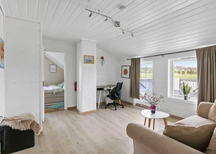 Hyggelig Enebolig Pa Notteroy, Rett Ved Golfbane Feriehus